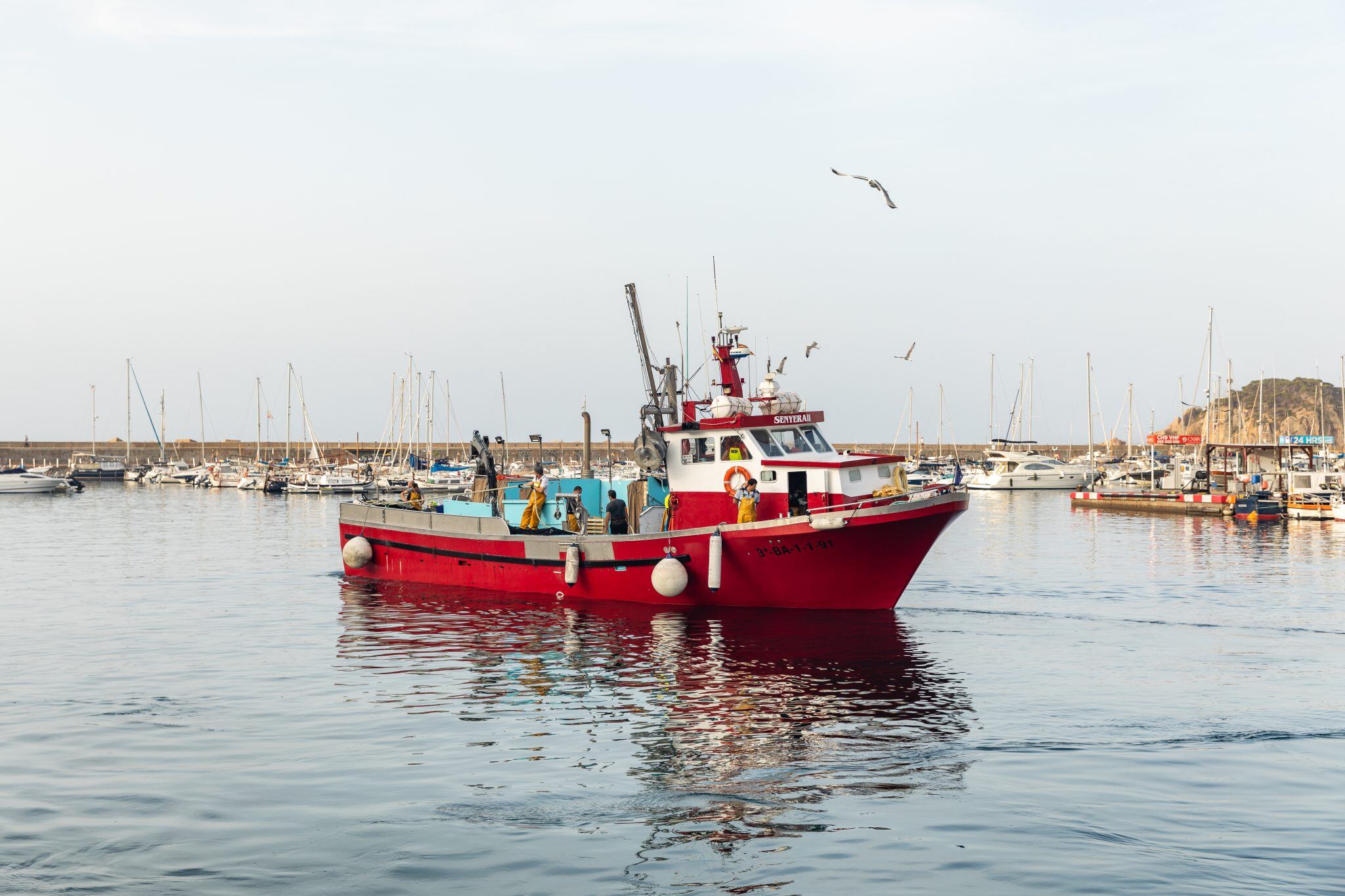 Una barca entrant a port.
