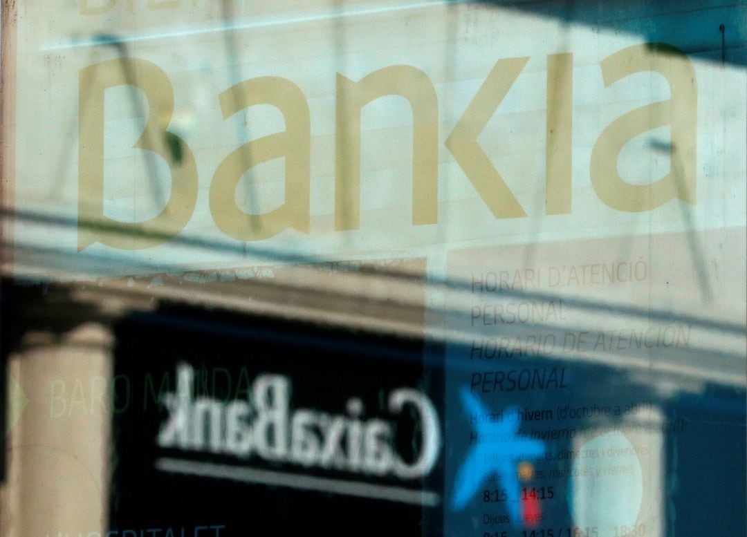 Logos de Caixabank y Bankia.