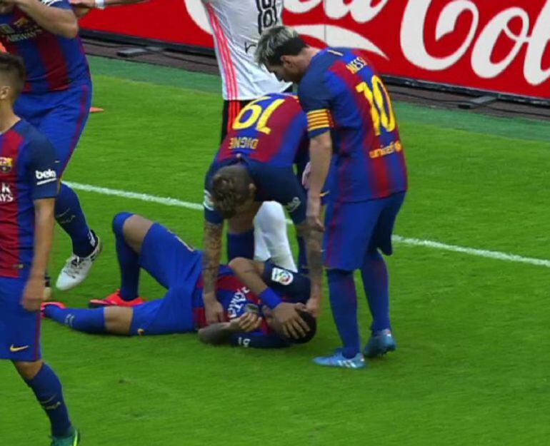 Neymar, tras recibir el botellazo en Mestalla