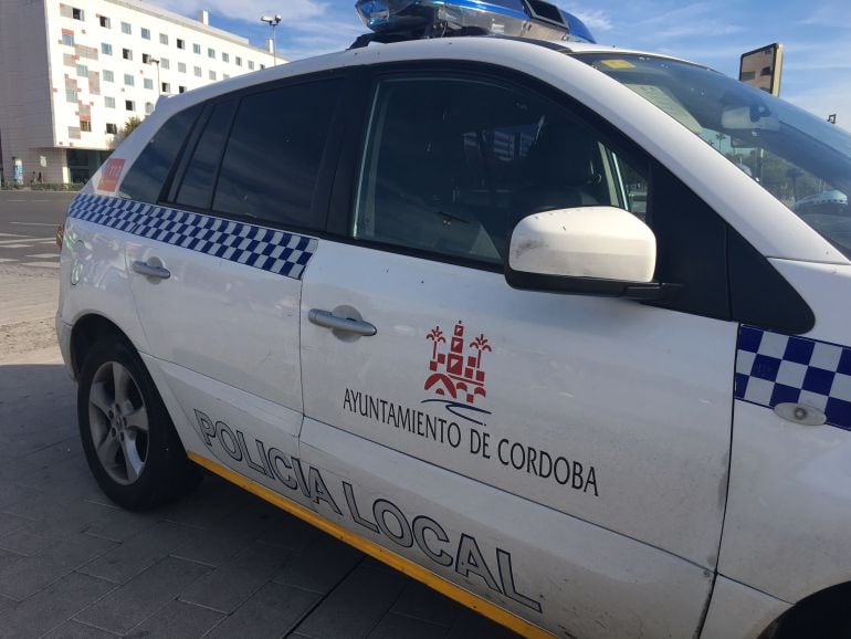 Un coche de la policía local de Córdoba en una imagen de archivo