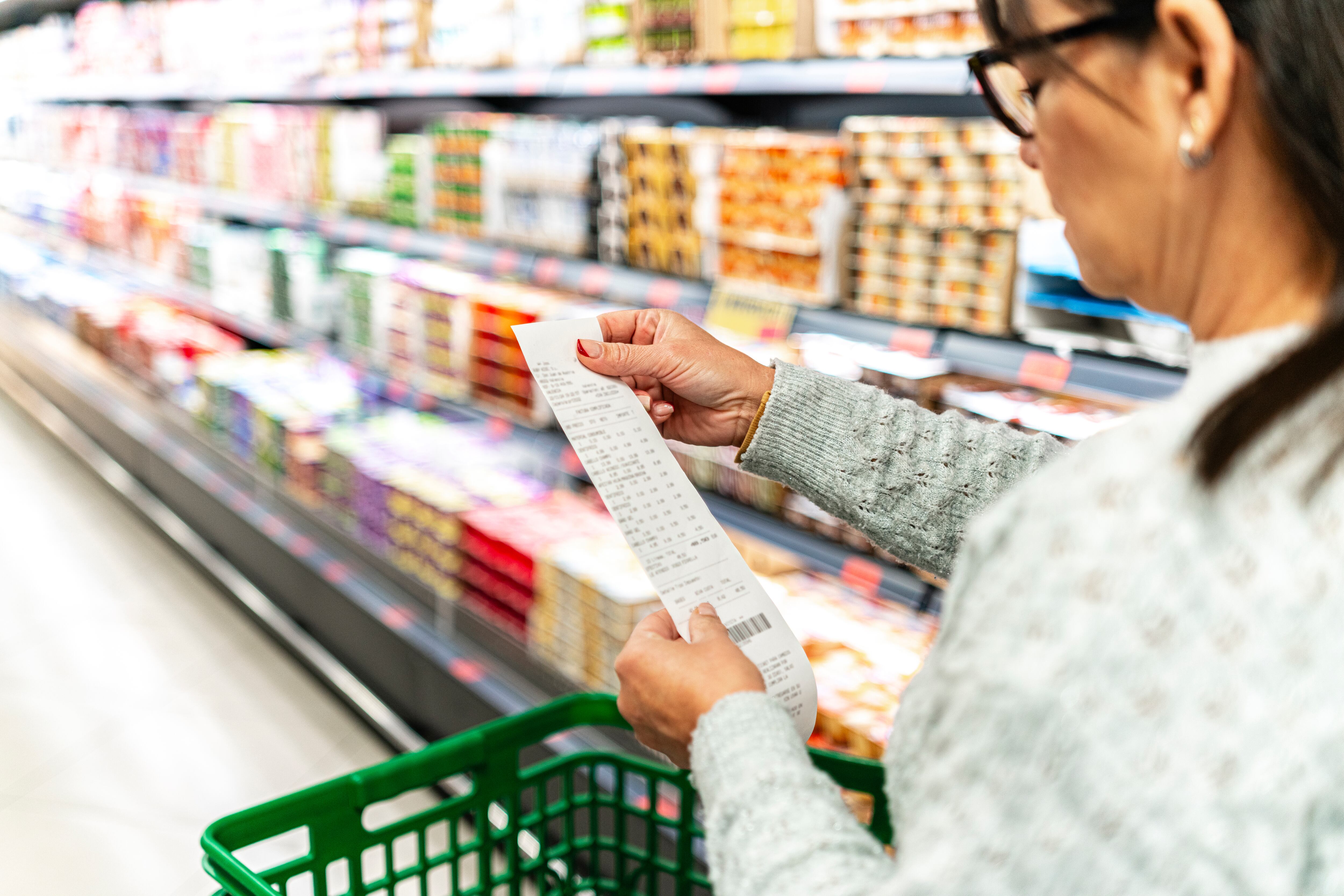 Mujer en un supermercado