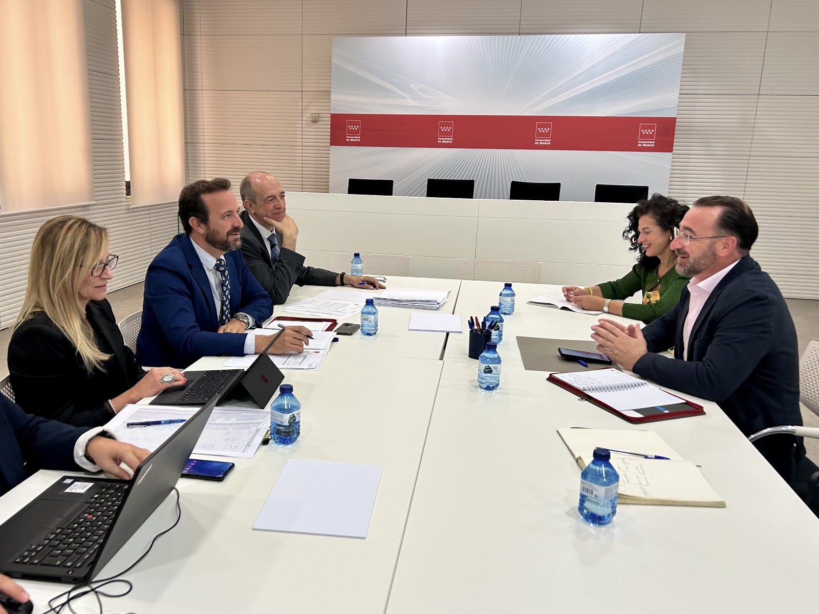 Reunión del alcalde de Colmenar Viejo, Carlos Blázquez, con los responsables de la Consejería de Educación