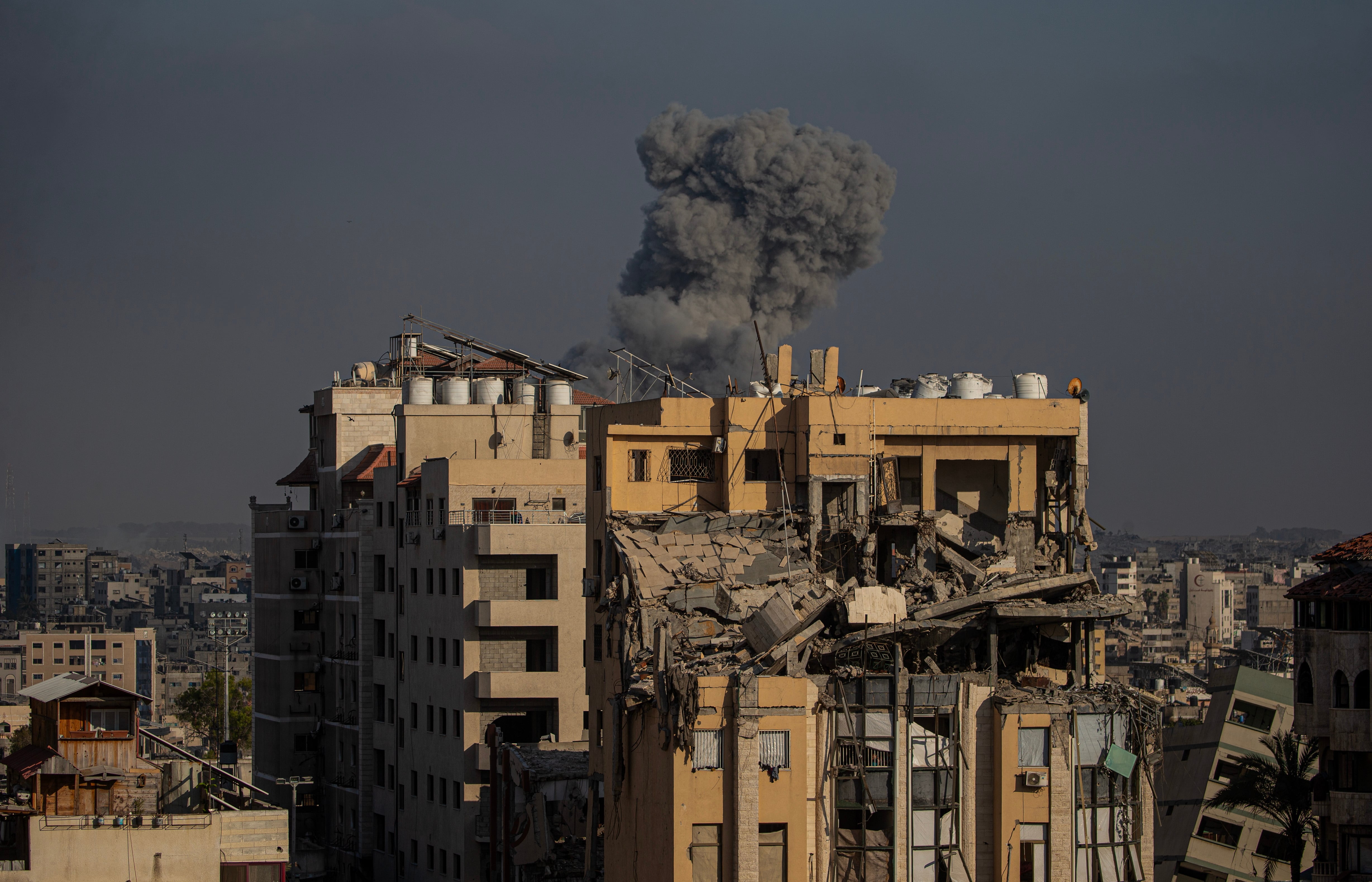 Ataque de Israel sobre el vecindario de Al Shejaeiya, al este de la ciudad de Gaza