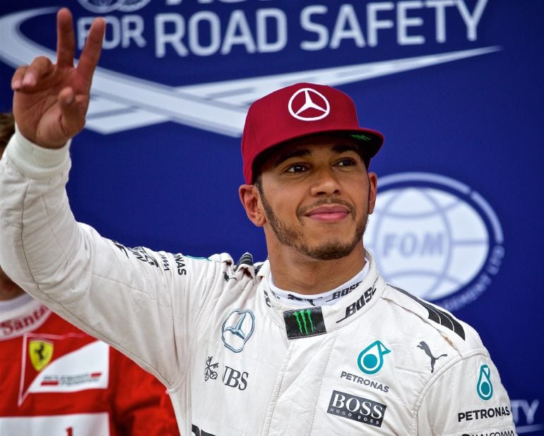 Hamilton, con un gesto de victoria