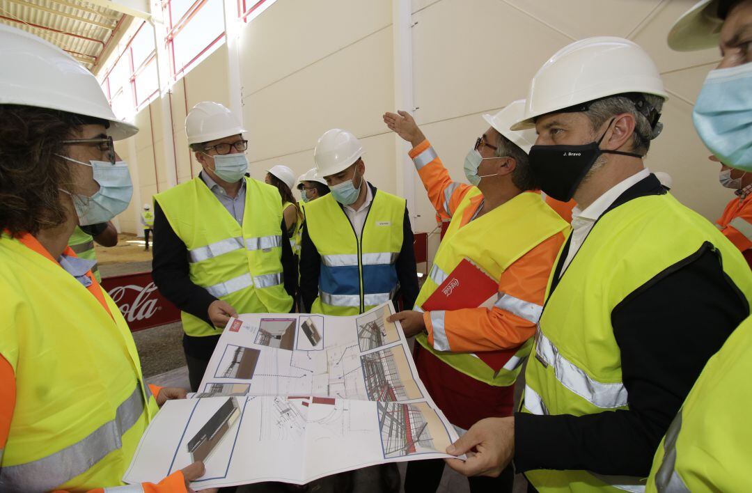 Juan Bravo, consejero de Hacienda, visita la fábrica de Coca-Cola en La Rinconada