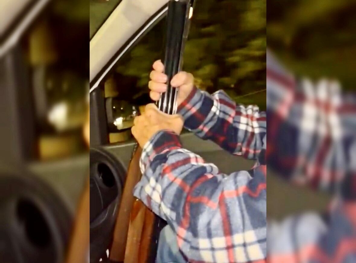 Un momento del suceso en el que se ve que el individuo carga con dos escopetas