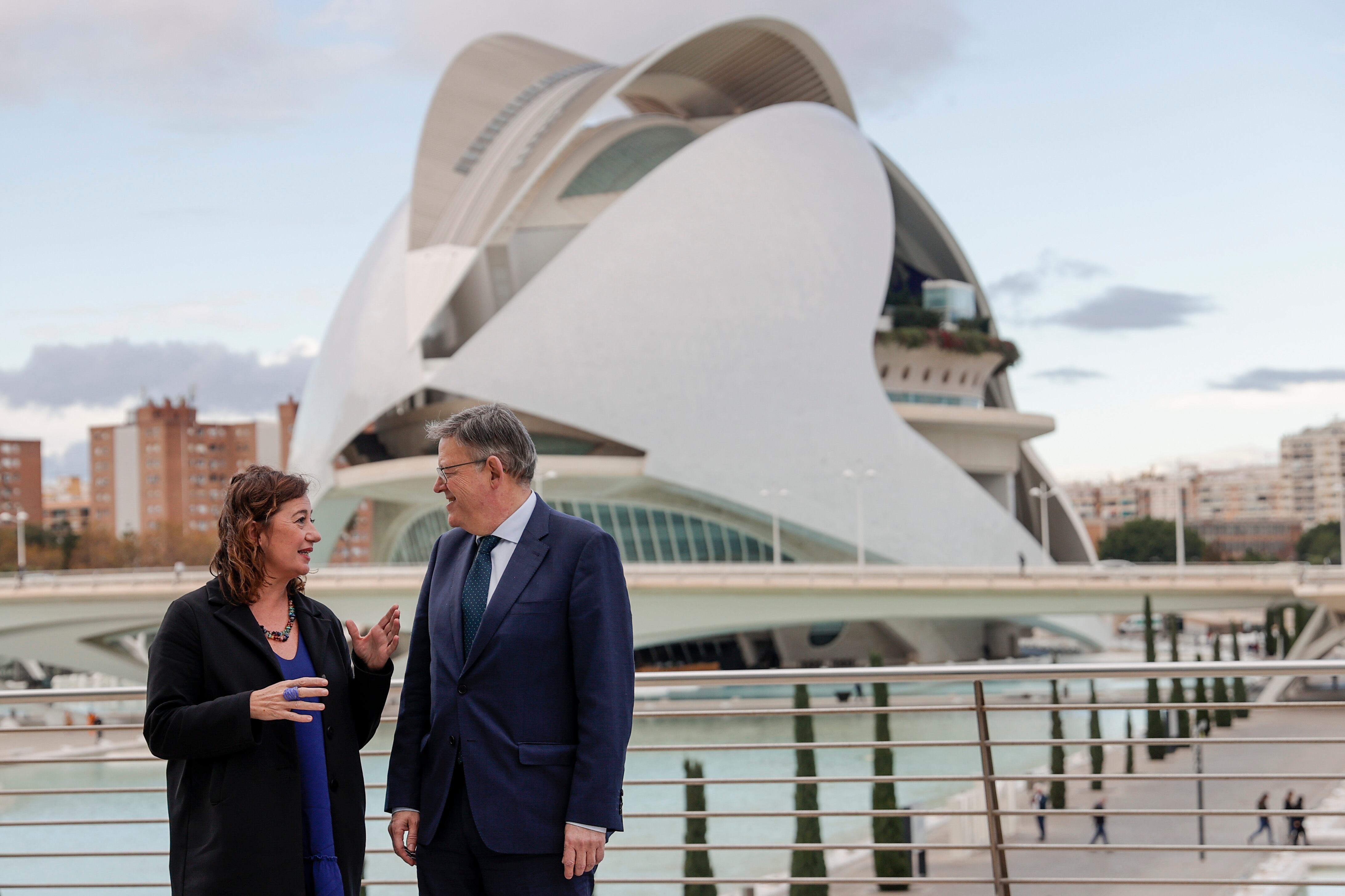 El presidente de la Generalitat Valenciana, , Ximo Puig y la presidenta del Gobierno Balear, Francina Armengol, posan ante el Palau de les Arts de Valencia donde hoy comienza una cumbre bilateral para fortalecer la colaboración entre ambas administraciones en asuntos como el diálogo social, la subida de precios, la sostenibilidad, la sanidad, los fondos europeos o la protección del Mediterráneo, entre otros, con participación de agentes económicos y sociales.EFE/ Manuel Bruque