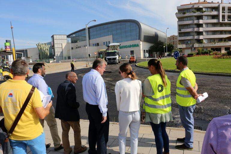 El alcade ha visitado los trabajos de asfaltado en la rotonda del avión