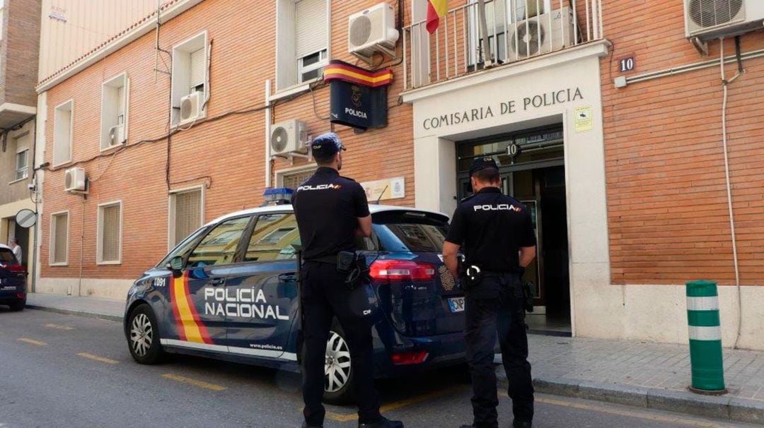 Policía Nacional ante la Comisaria de la calle Perú