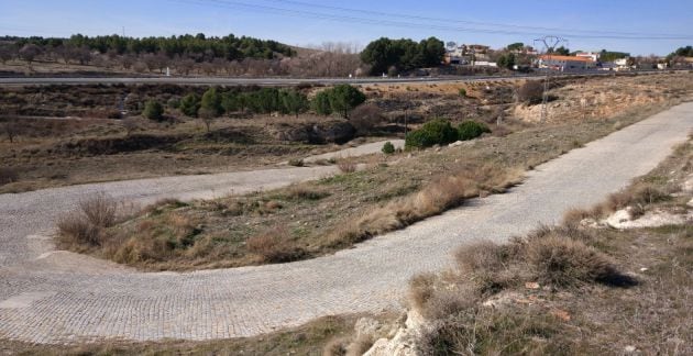 Antiguo trazado de la carretera de Madrid a Valencia cerca de Belinchón (Cuenca) en el tramo conocido como las &#039;emes&#039;.