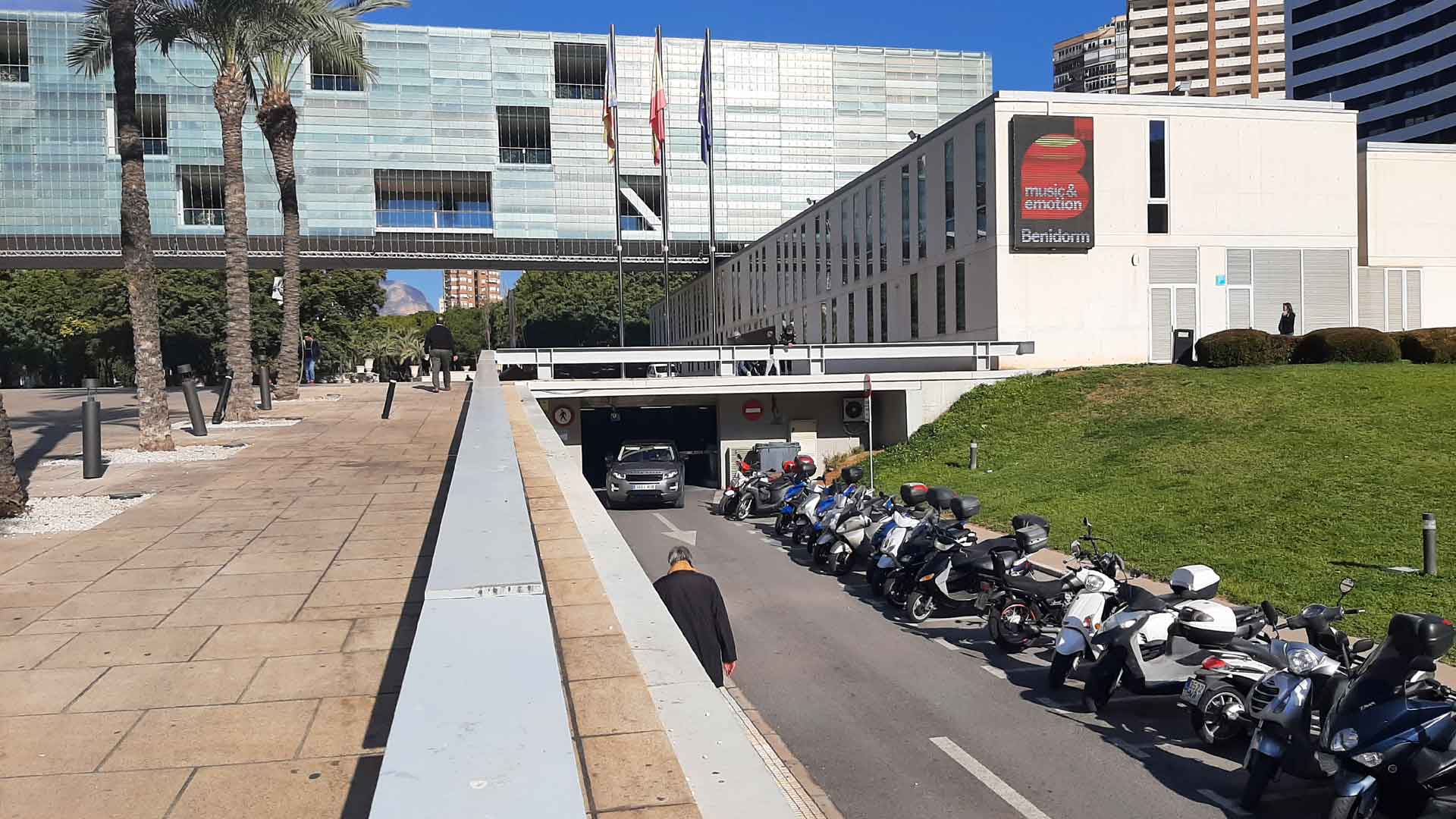 Acceso al aparcamiento público de l&#039;Aigüera bajo el Ayuntamiento de Benidorm