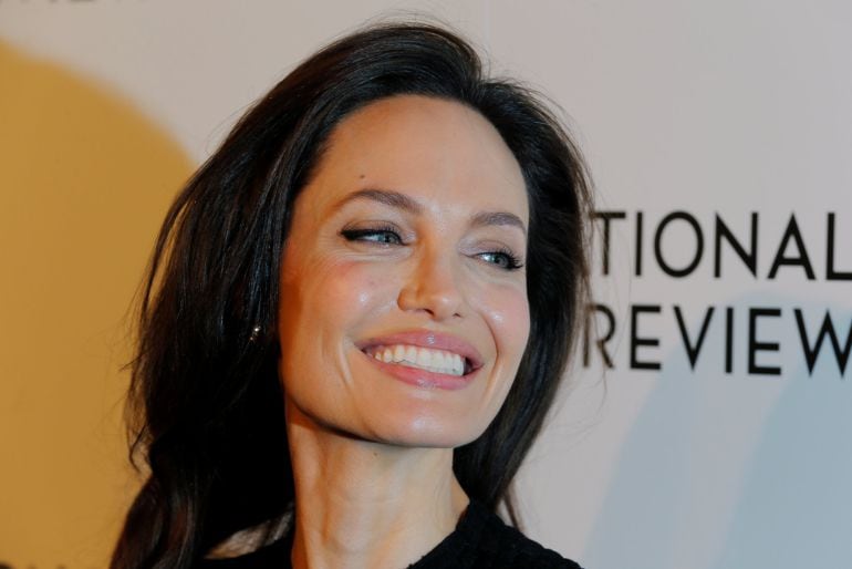 La actriz Angelina Jolie asiste en Nueva York a una gala de cine. 