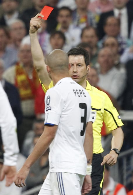 El arbitro alemán Wolfgang Stark muestra la cartulina roja al defensa portugués del Real Madrid Kleper Laveran &quot;Pepe&quot; en el partido que enfrenta al equipo madrileño con el F. C. Barcelona, correspondiente a la ida de la semifinal de la Liga de Campeones, 