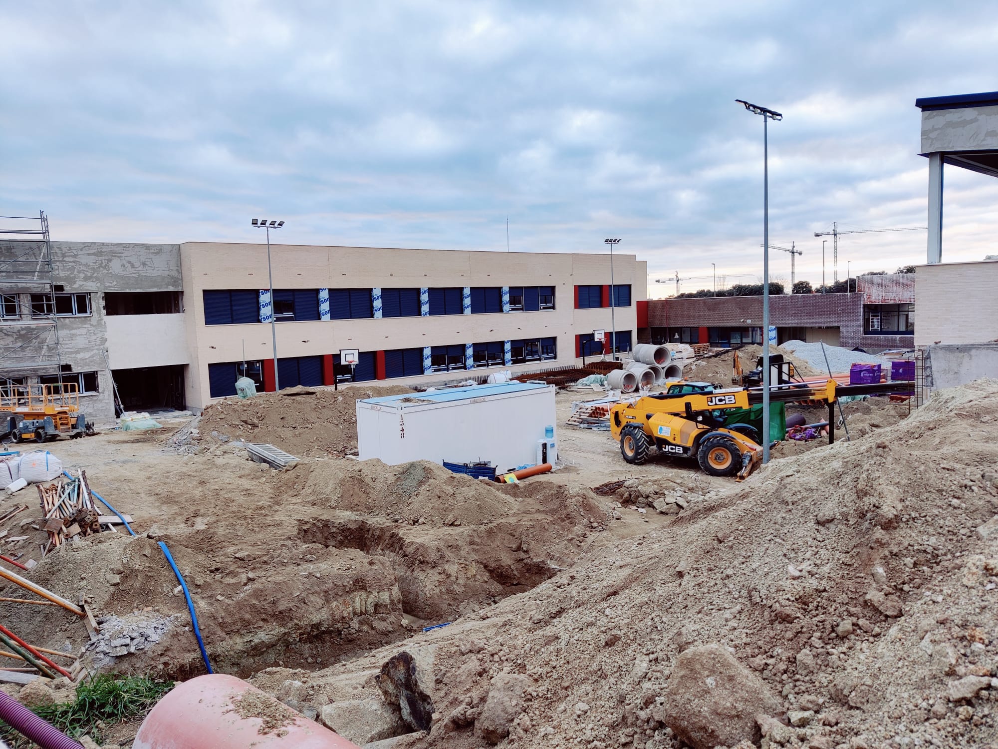 Obras en el Colegio Público Héroes del 2 de mayo de Colmenar Viejo, que debería haber estado terminado en 2015