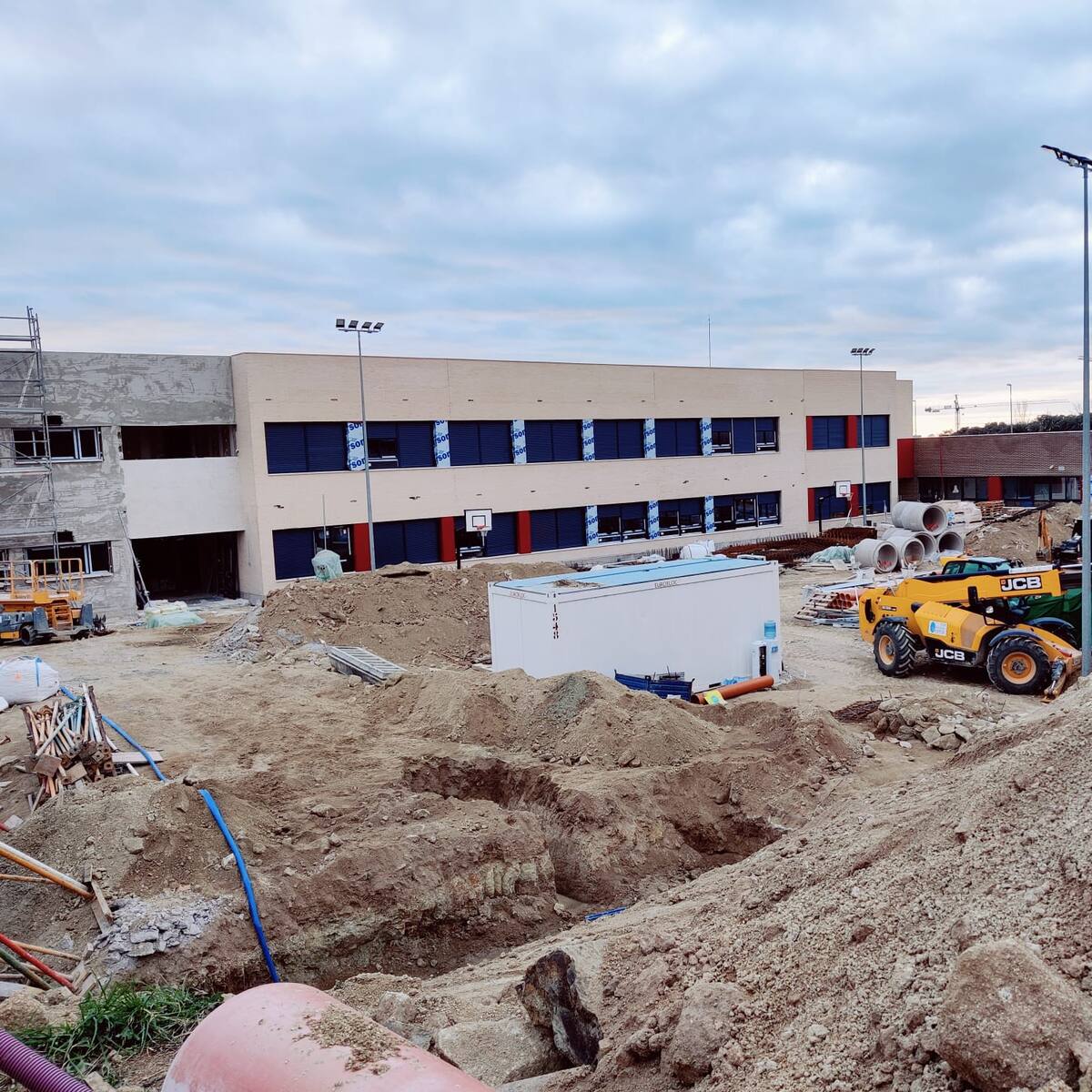 Las familias del colegio Héroes del 2 de Mayo de Colmenar Viejo protestan por un nuevo retraso en las obras