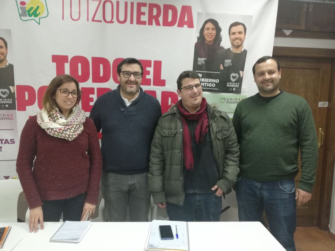 Miembros del partido tras la reunión comarcal mantenida este lunes en la sede de Ronda