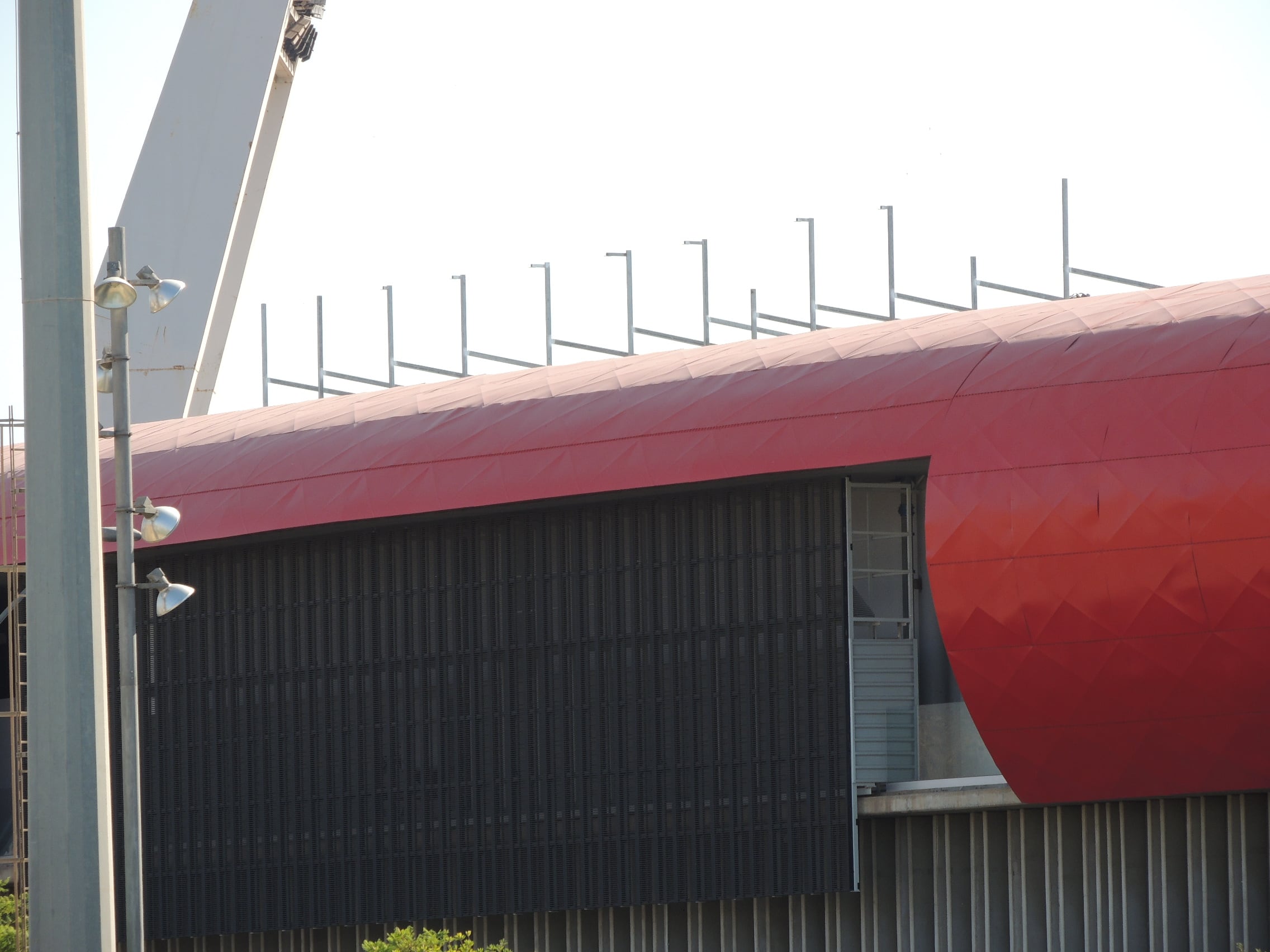 La nueva estructura metálica que se está colocando en el techo de la Tribuna