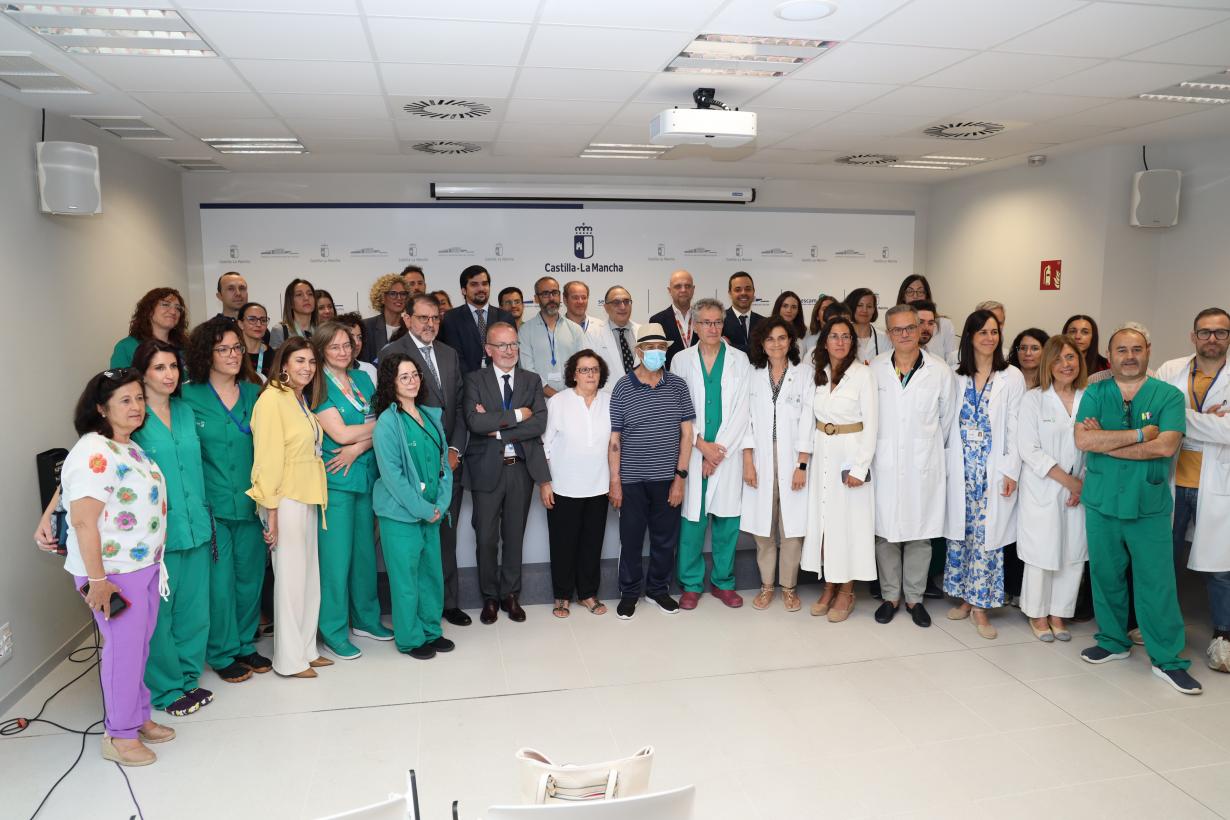 Francisco, en el centro de la imagen, junto al equipo del Hospital Universitario de Toledo que ha participado en los dos primeros trasplantes hepáticos en Castilla-La Mancha