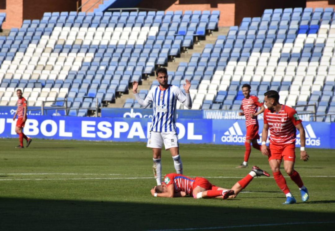 Un lance del partido disputado entre el Recreativo y el filial nazarí.