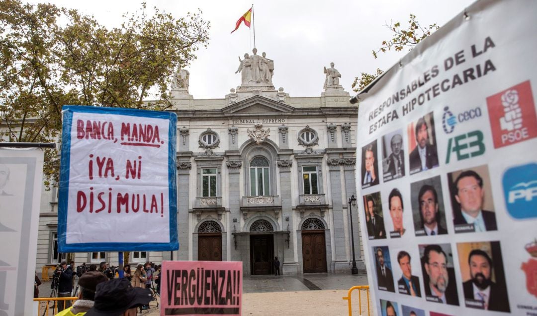 Manifestantes ayer frente al Tribunal Supremo