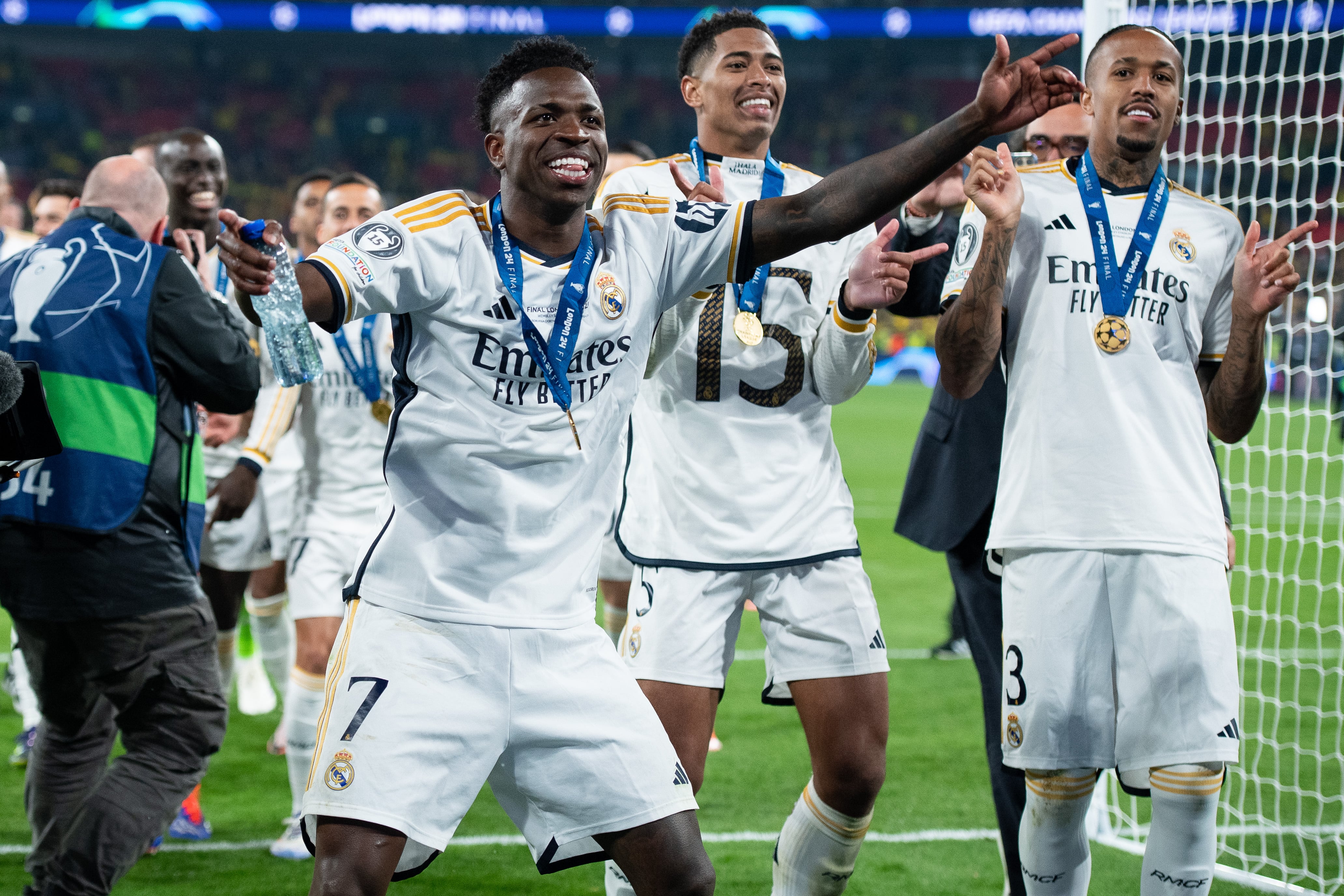 Vinicius Júnior, Jude Bellingham y Éder Militao celebran la Decimoquinta en Wembley