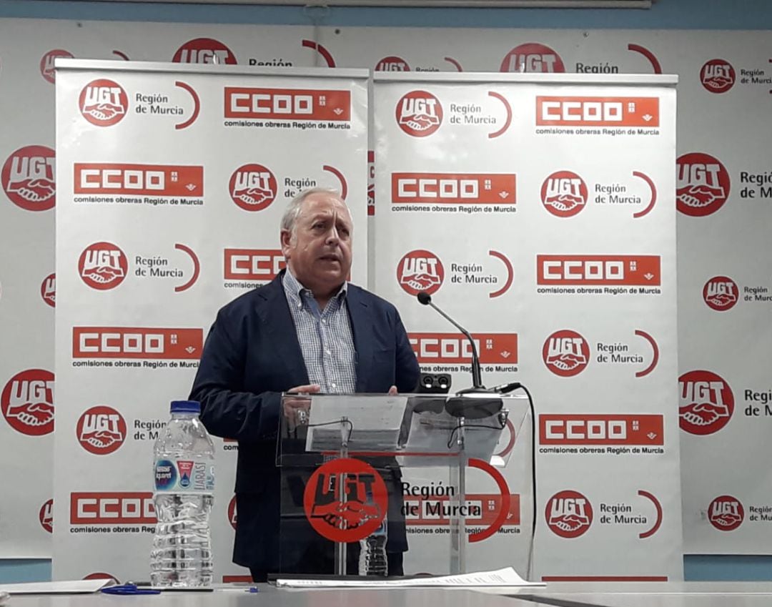 Antonio Jiménez, compareciendo en la sede de UGT en Murcia, junto a CCOO.