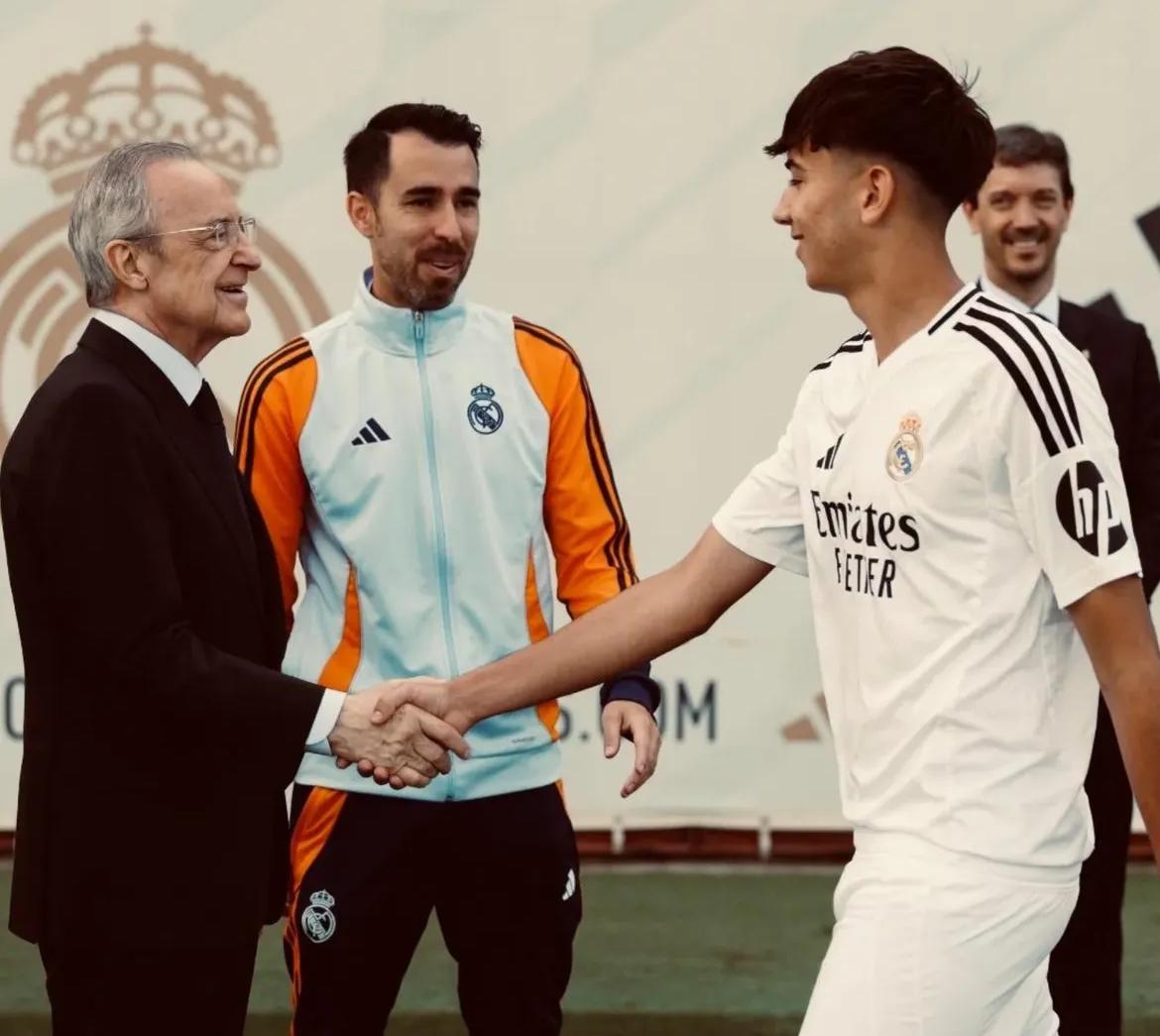 Florentino Pérez saludando al central almeriense en Valdebebas.