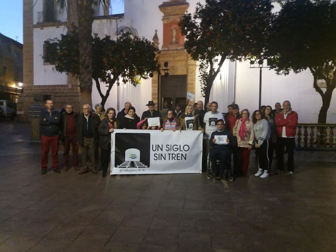 Miembros de @ndaluciabay 20.30 reivindicando la mejora del ferrocarril