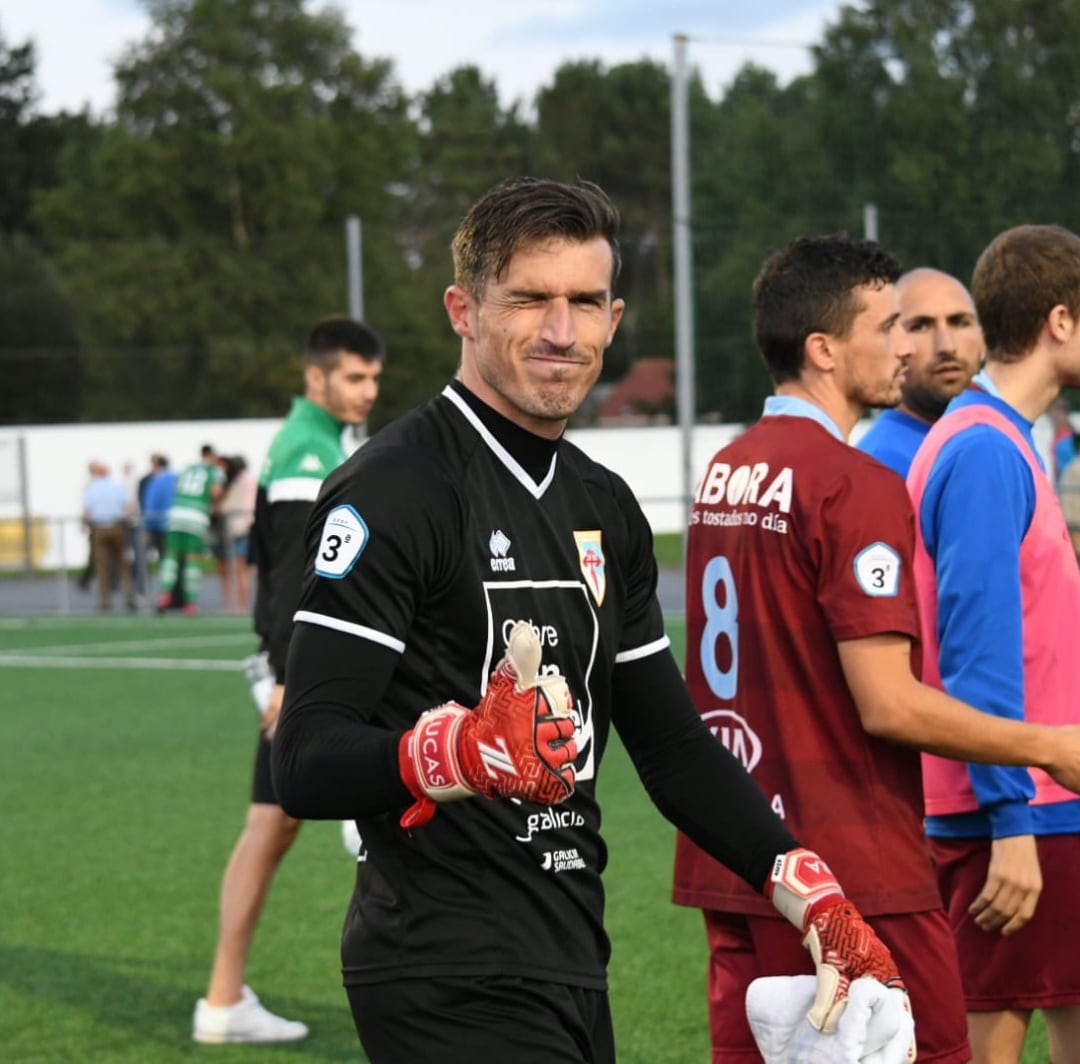 El Compos debutó con triunfo en goleada ante el Alondras y aguarda al Somozas como líder 