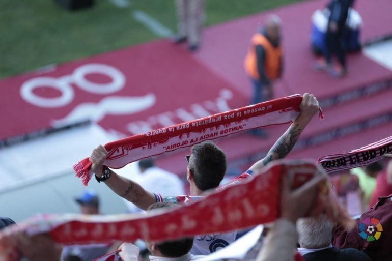 Un aficionado sostiene la bufanda rojiblanca en un partido en Los Cármenes