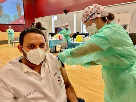 Julio Armas, como el resto de compañeros del Hospital del Vinalopó, se vacunó esta semana contra el covid-19