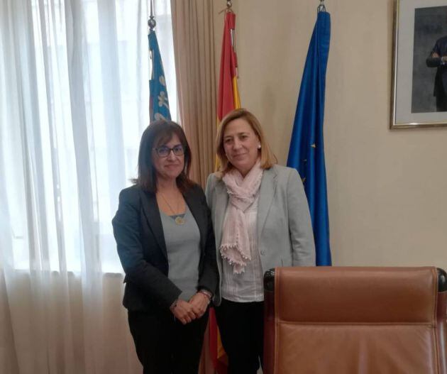 Modes Salazar (izq) junto a la subdelegada del Gobierno en Alicante, Araceli Poblador