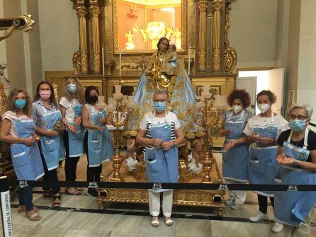 Las camareras de la Virgen de la Salud de Elda junto a la imagen