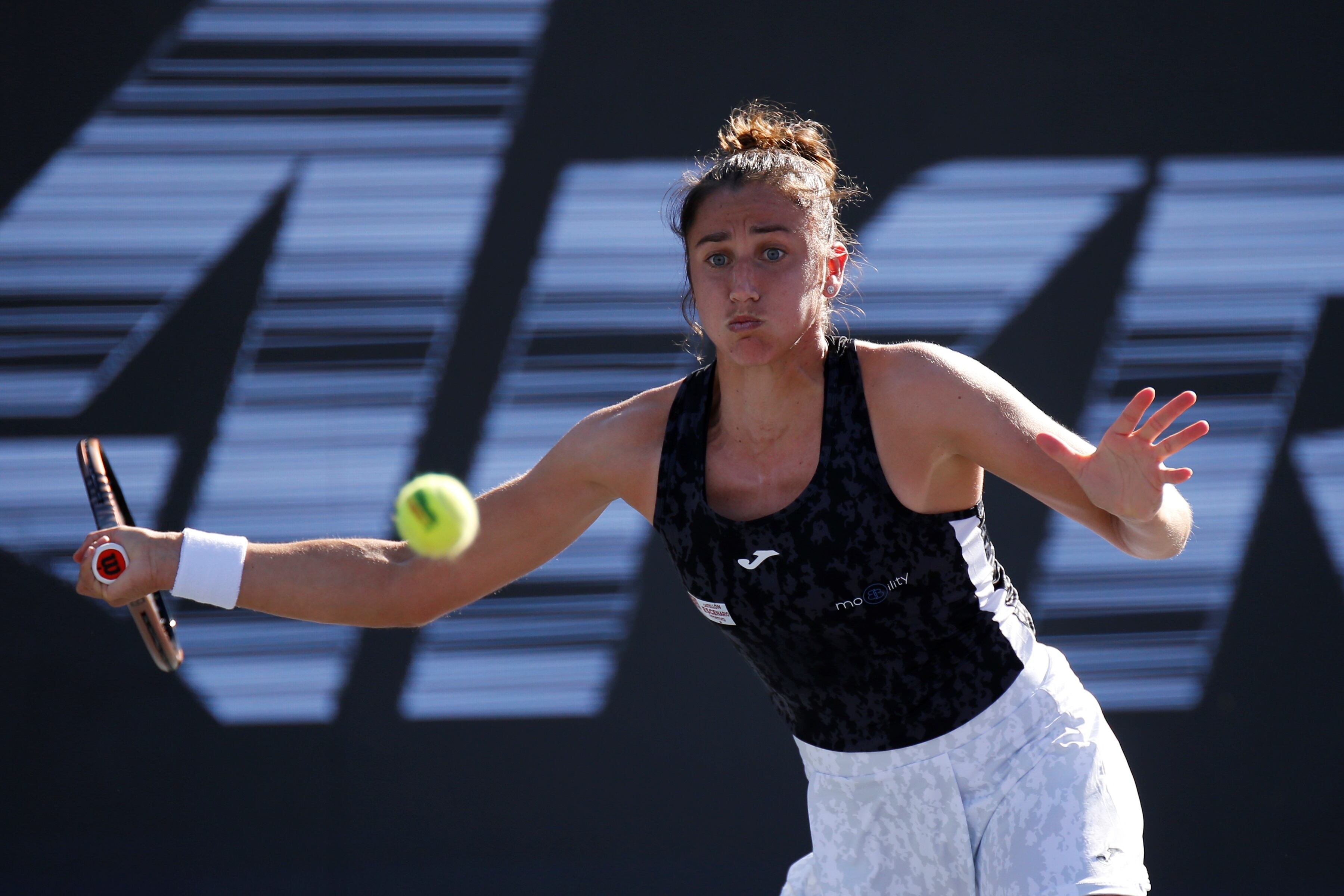 AME7553. ZAPOPAN (MÉXICO), 22/02/2022.- La tenista española Sara Sorribes devuelve hoy la pelota contra la estadounidense Katie Volynets, durante el segundo día del Abierto de Tenis Akron de Zapopan, estado de Jalisco (México). EFE/ Francisco Guasco
