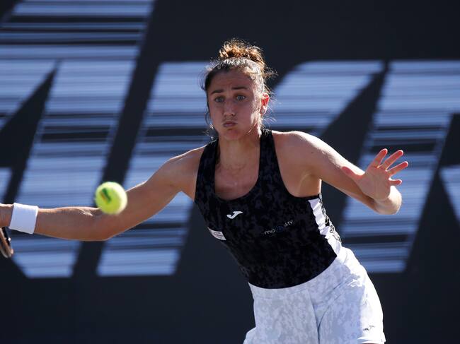 AME7553. ZAPOPAN (MÉXICO), 22/02/2022.- La tenista española Sara Sorribes devuelve hoy la pelota contra la estadounidense Katie Volynets, durante el segundo día del Abierto de Tenis Akron de Zapopan, estado de Jalisco (México). EFE/ Francisco Guasco