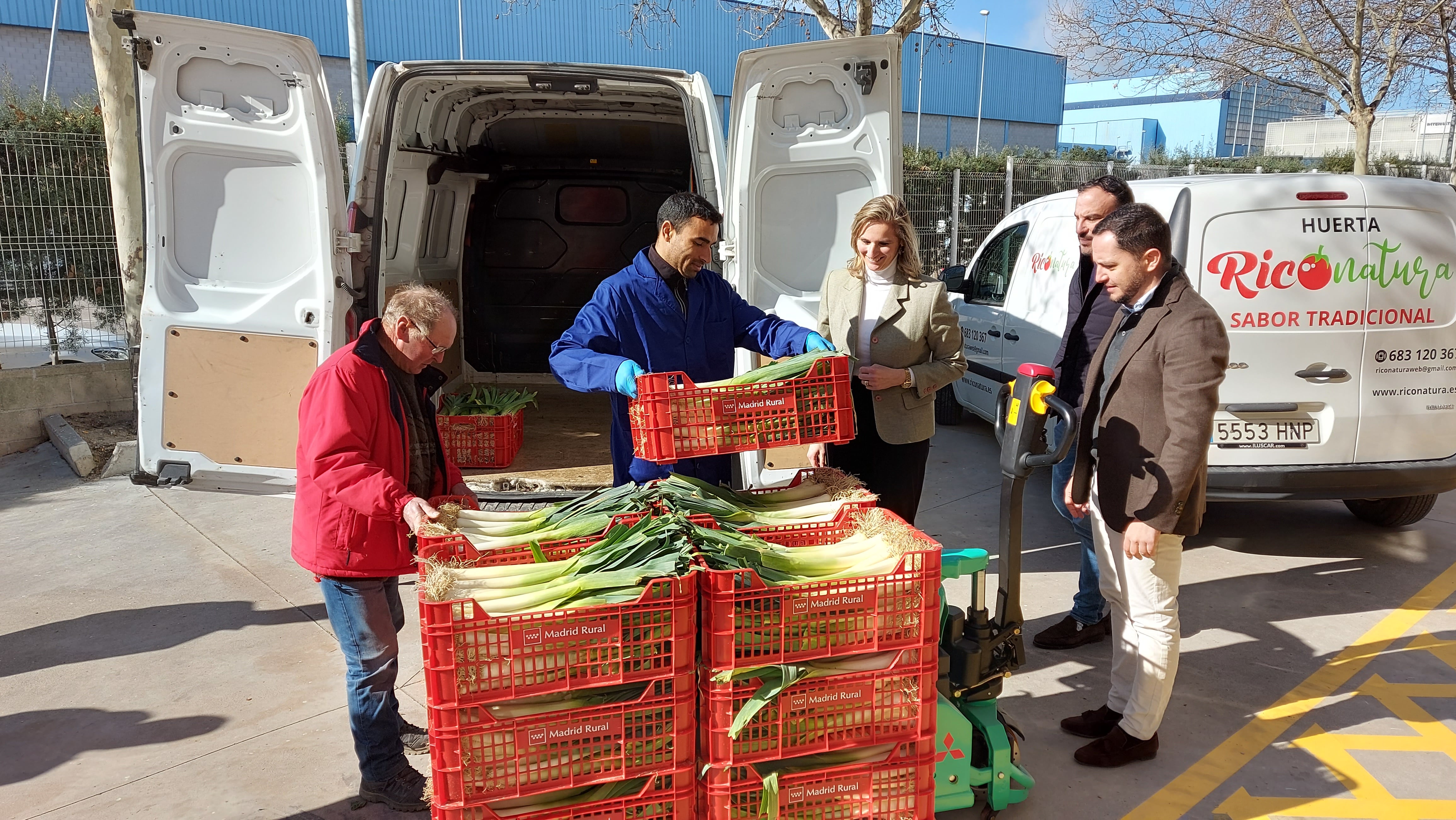 La consejera de Agricultura, Paloma Martín, con algunos de los productos de Madrid Rural