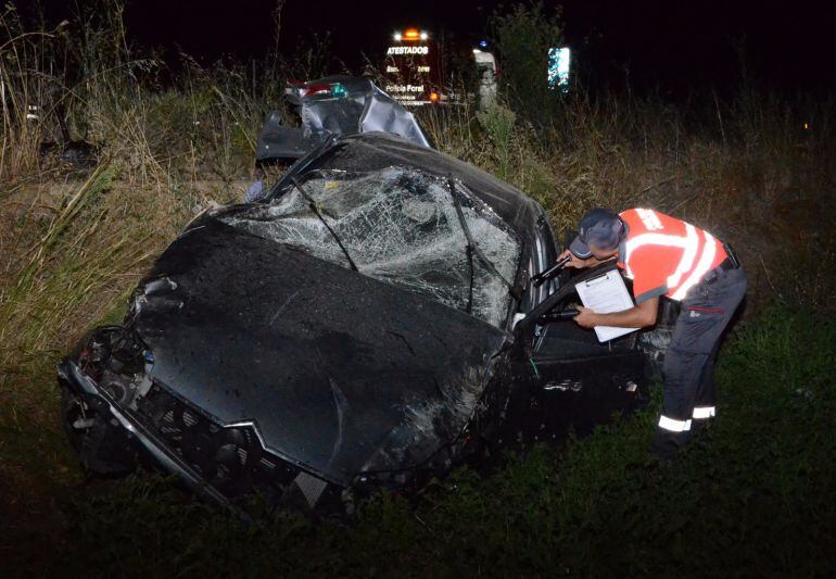 Agentes de Policía Foral, junto al vehículo siniestrado en la A-68, en Fontellas