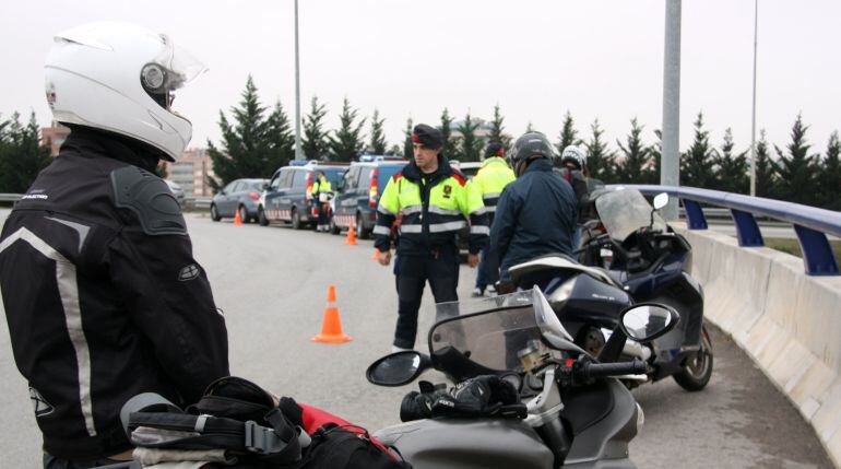 Imatge del control de motocicletes que els Mossos d&#039;Esquadra han fet aquest dilluns 9 de maig en una rotonda de l&#039;A2 a Cornellà de Llobregat. 