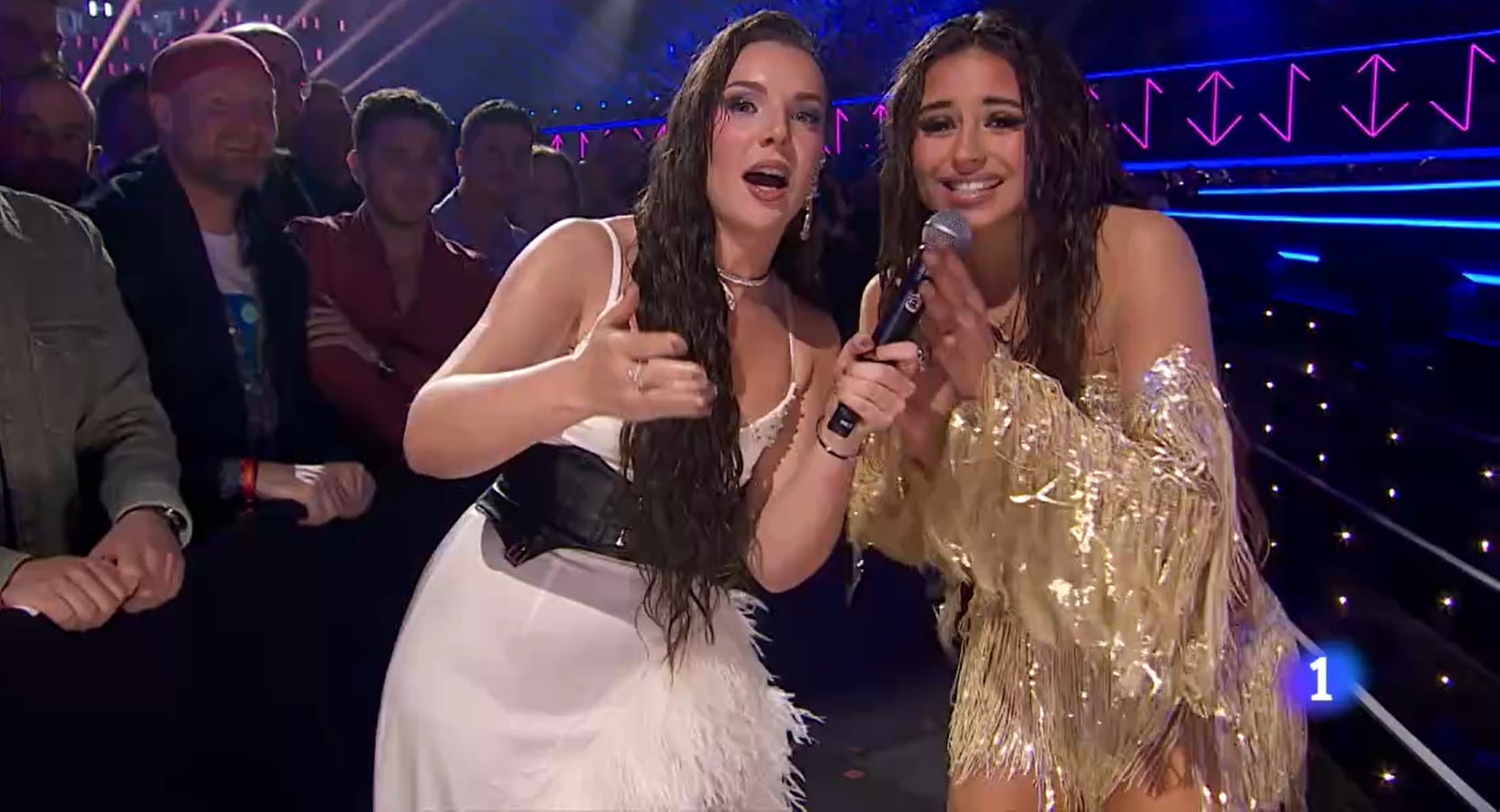 Inés Hernand y Daniela Blasco durante la gala final del Benidorm Fest este sábado.