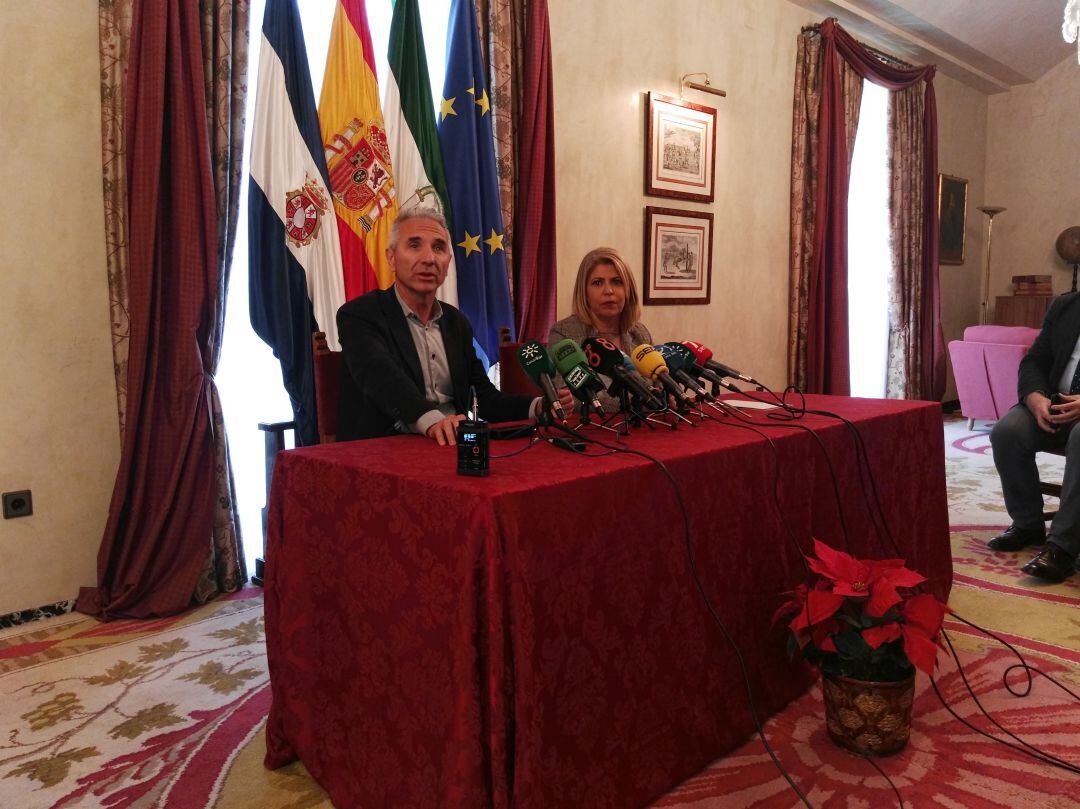Miguel Ángel Vázquez, consejero de Cultura de la Junta de Andalucía en funciones y la alcaldesa Mamen Sánchez, este viernes en el Ayuntamiento de Jerez