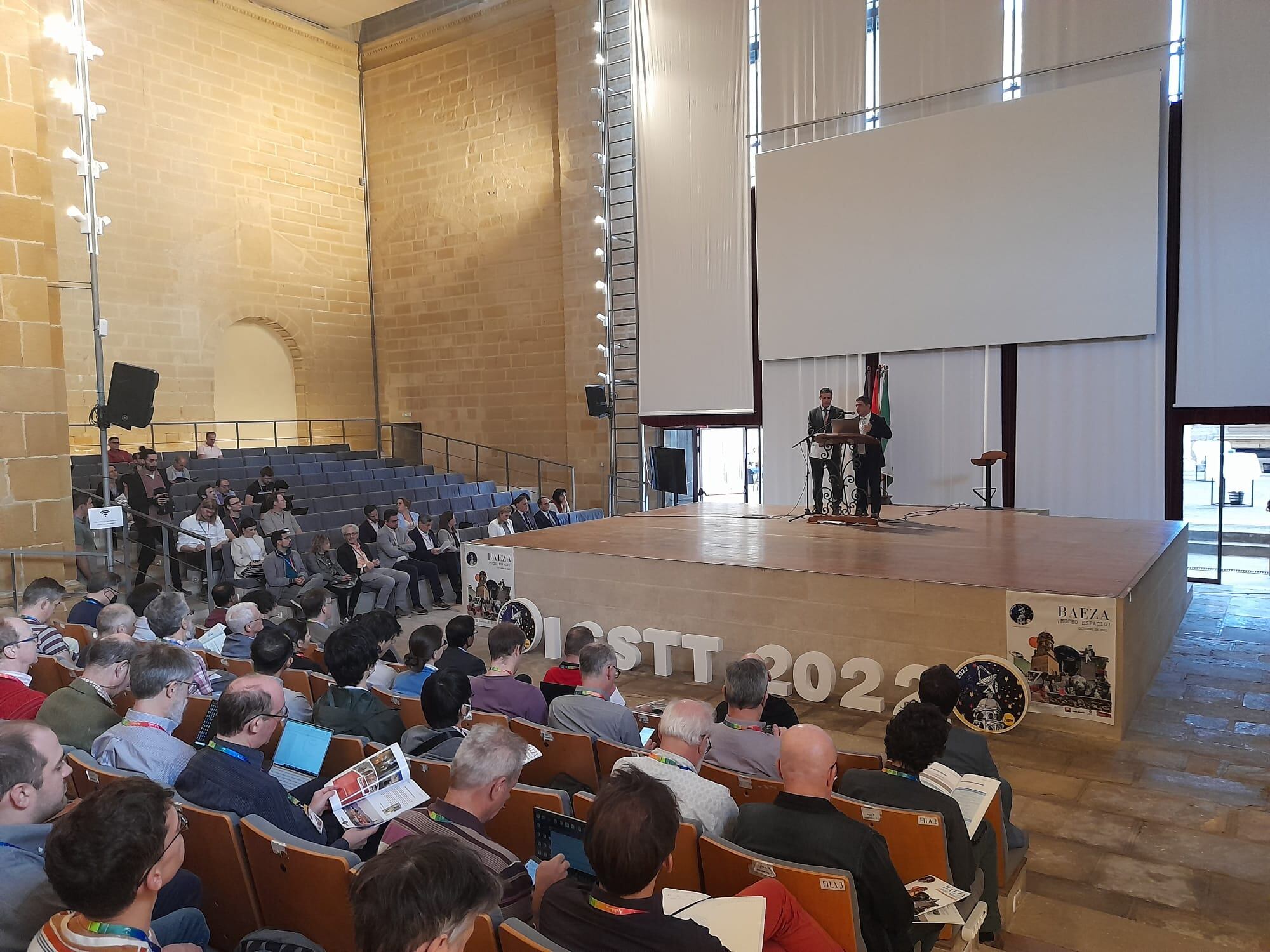 Asistentes al 32º Simposio Internacional de tecnologías Aeroespaciales en el Auditorio de las Ruinas de San Francisco de Baeza