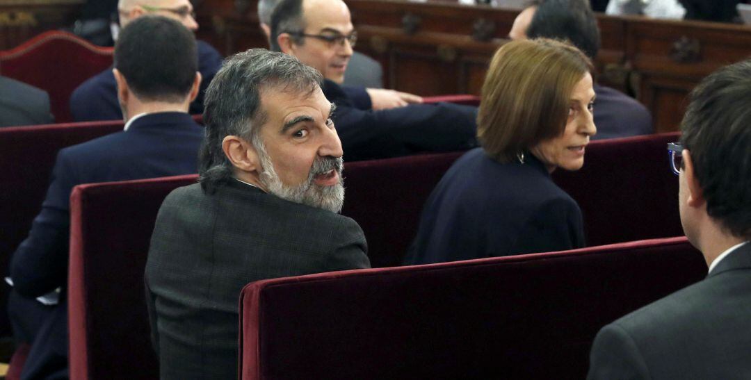 VIla (de espaldas), Cuixart y Forcadell durante el juicio