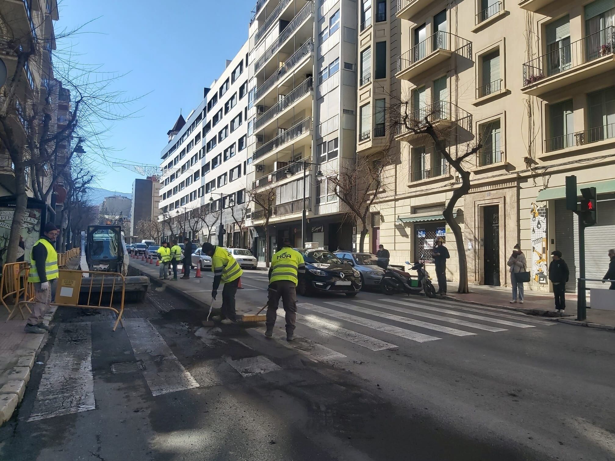 Los operarios trabajando en la retirada del actual pavimento por donde discurrirá el carril bici por la Alameda Camilo Sesto.