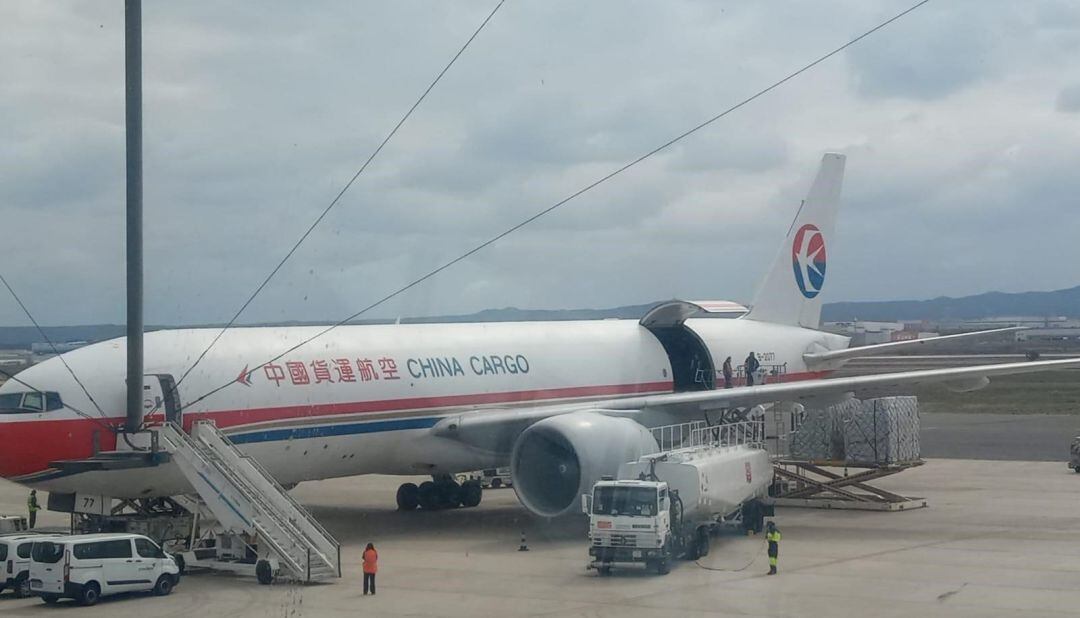 Llegada de un avión de mercancías al Aeropuerto de Zaragoza con material sanitario