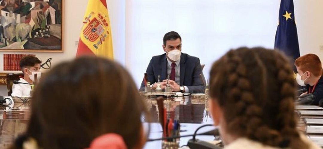 Pedro Sánchez reunido con los alumnos en la sala del Consejo de Ministros