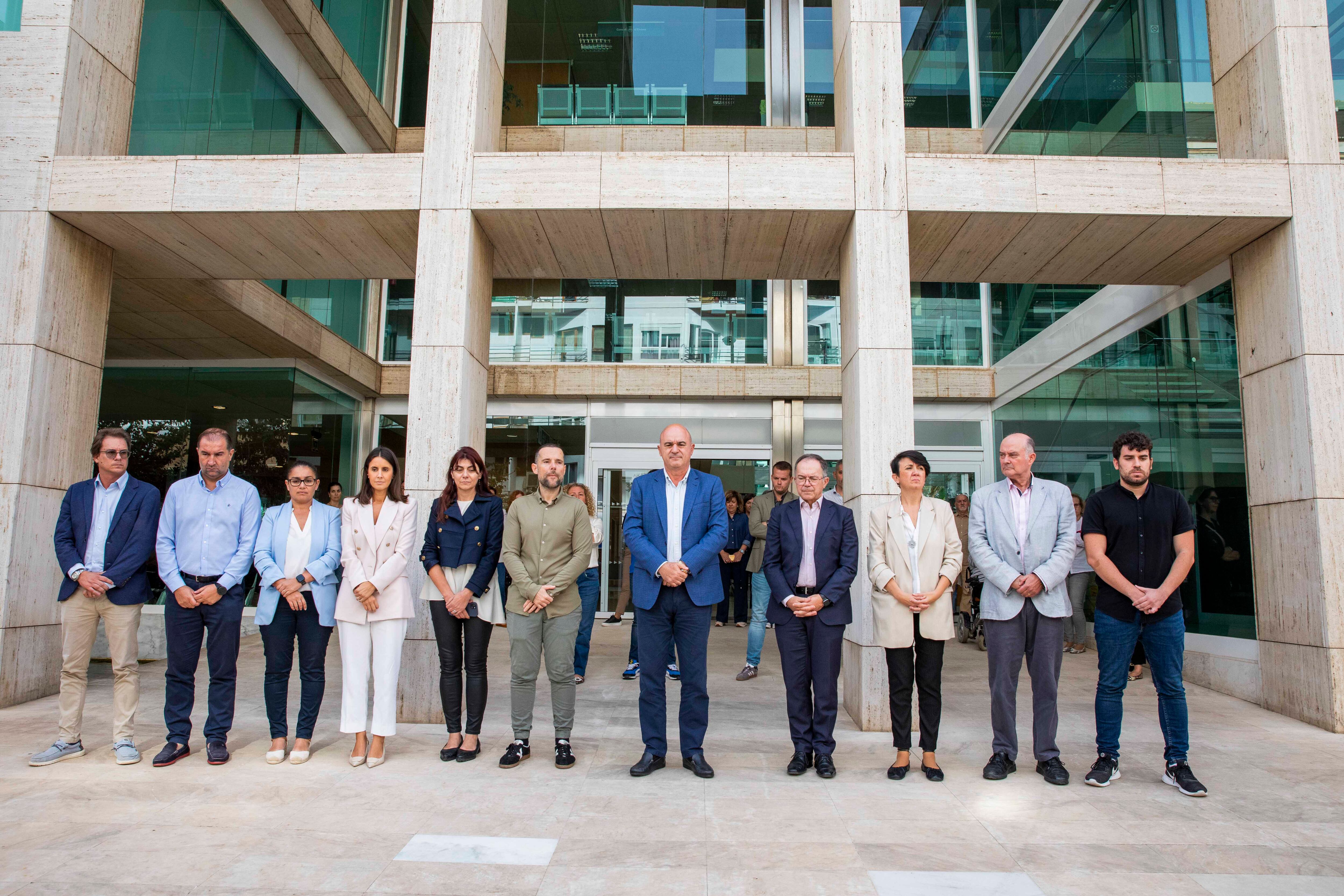 Minuto de silencio en el Consell de Ibiza