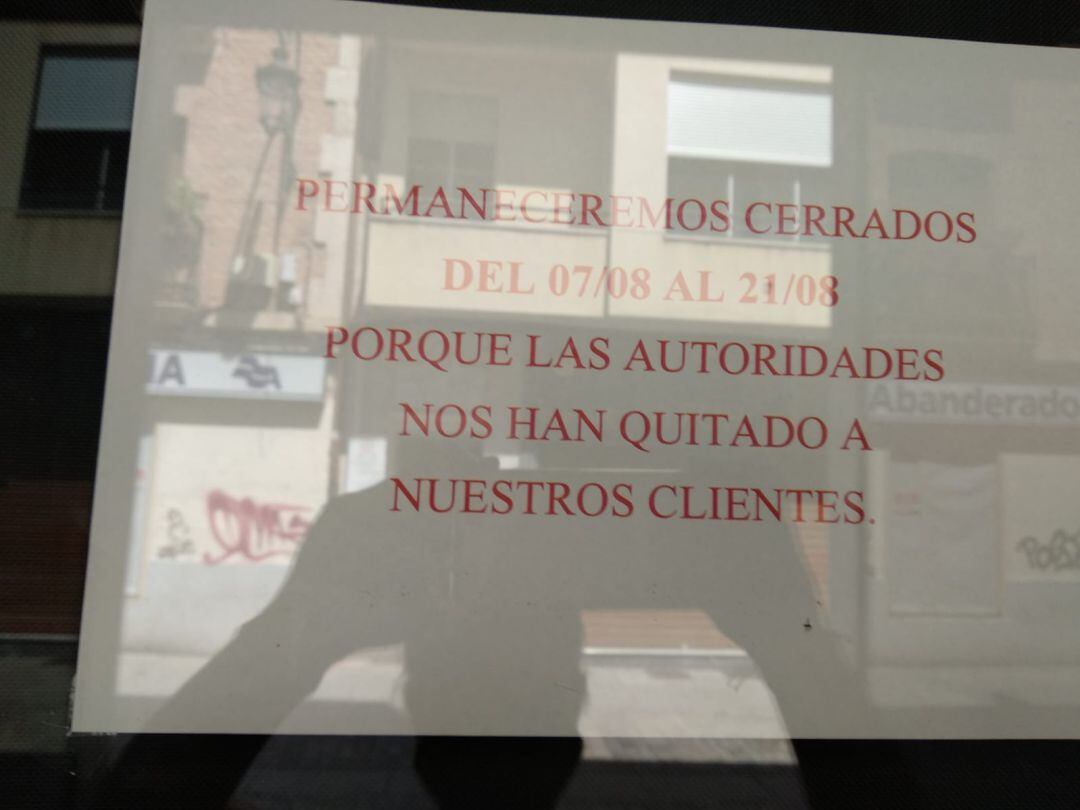 Uno de los restaurantes de la capital ribereña mostraba este cartel en su entrada