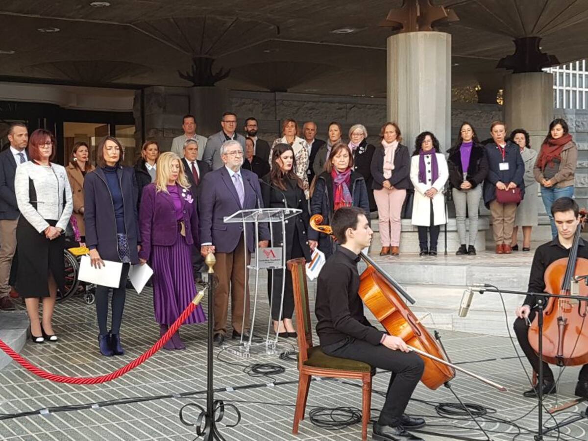 PP, Cs, PSOE y Podemos apoyan frente a la Asamblea a las miles de mujeres que han sufrido y sufren violencia de género