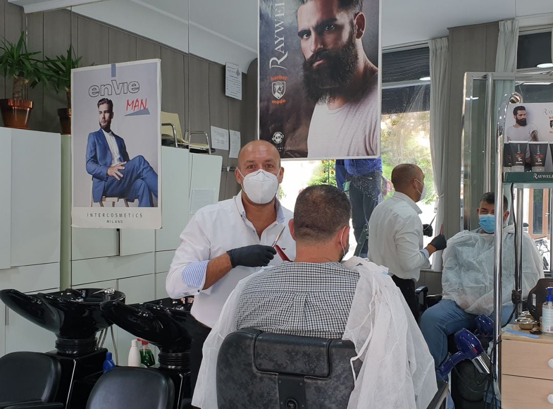 La barbería Isidro, en la Placeta de Radio Granada, ha reabierto sus puertas con cita a los clientes y las medidas de seguridad y protección establecidas ante la covid-19