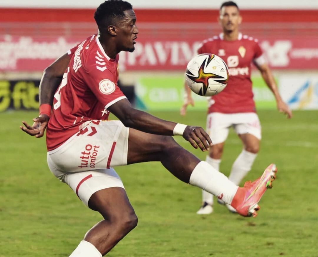 Boris Kouassi controla un balón ante la atenta mirada de Armando